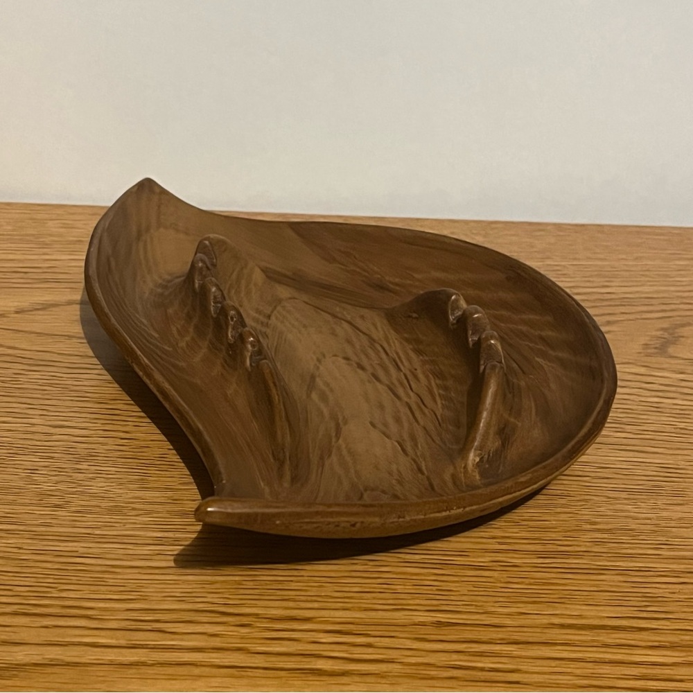Elegant Ceramic Leaf-Shaped Ashtray with Wood Grain Pattern Painted On